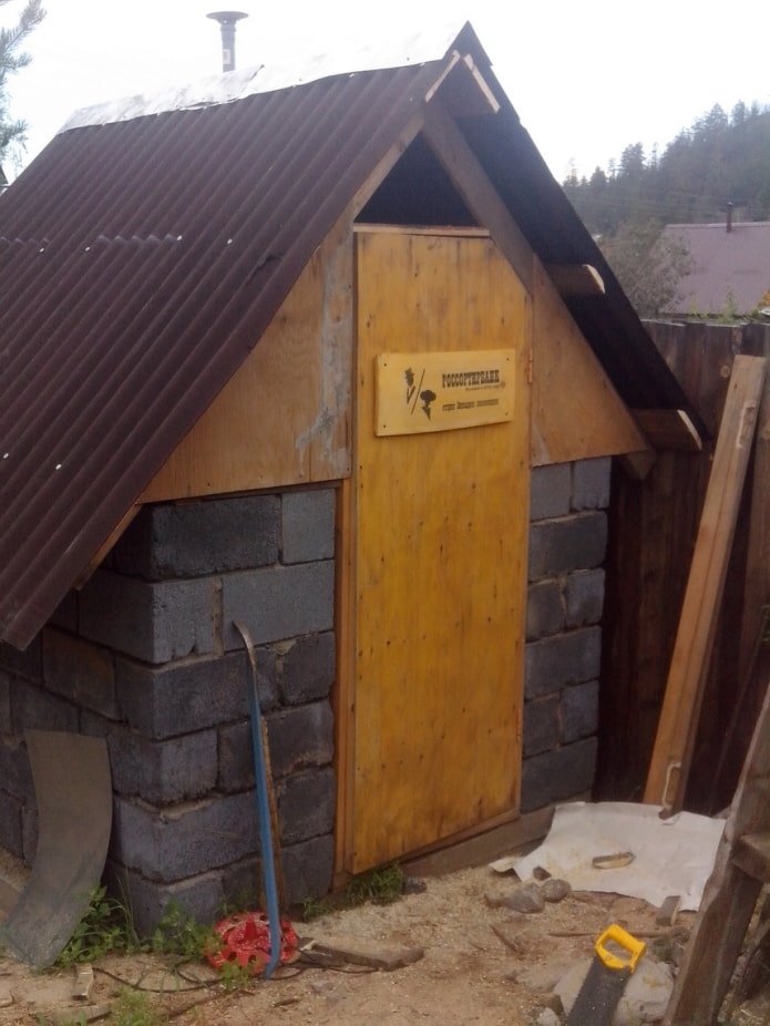 toilet at the dacha from cinder block