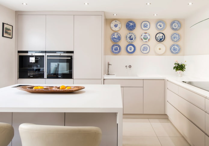 plates and saucers on the wall in the kitchen