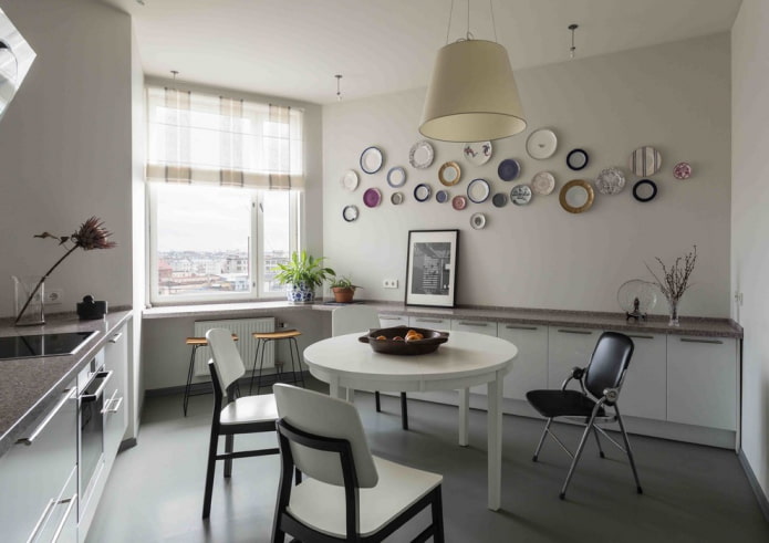 plates and saucers on the wall in the kitchen