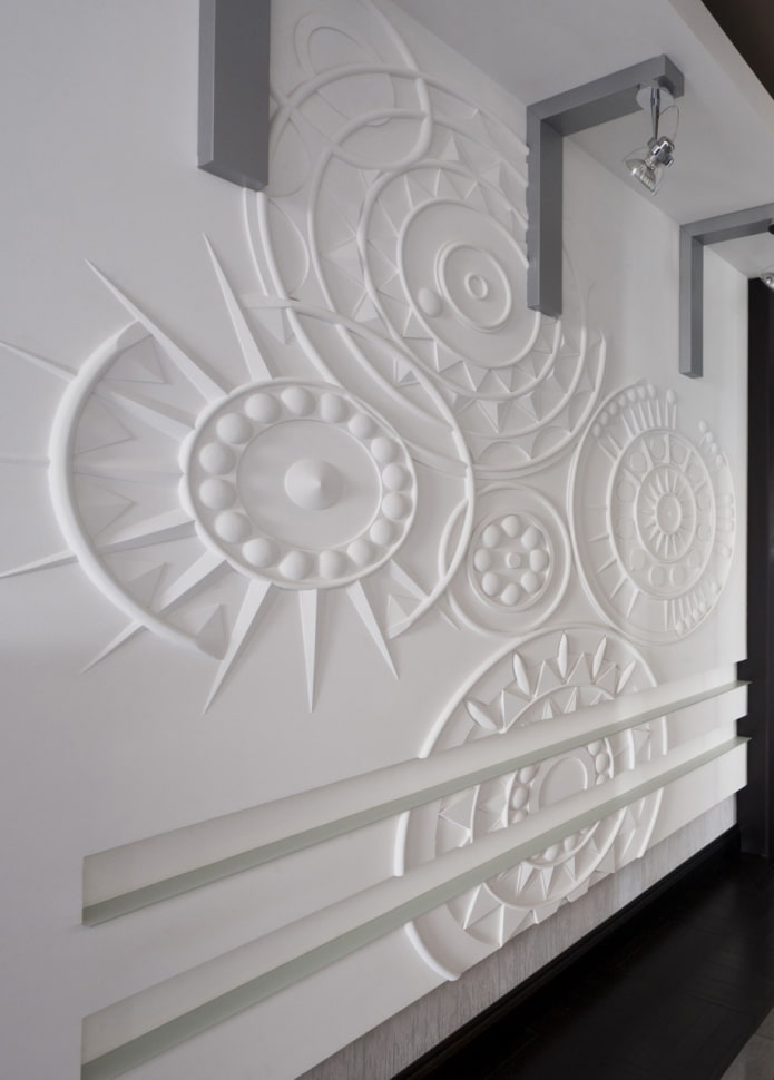 stucco molding on the wall in the interior