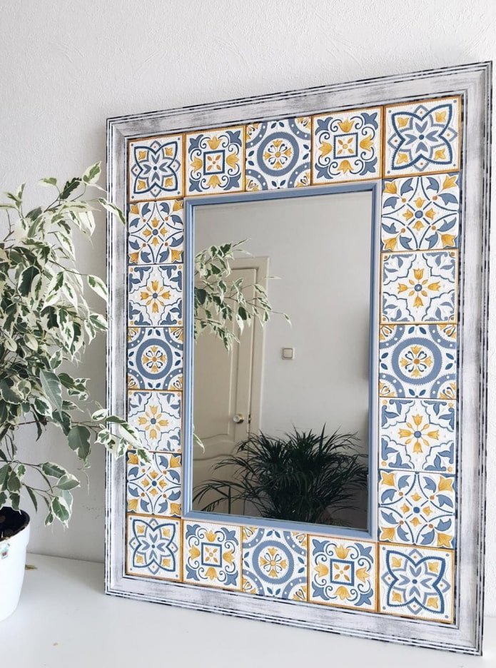 mirror decorated with tiles 