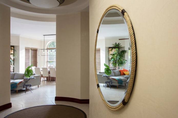 mirror decor in the hallway