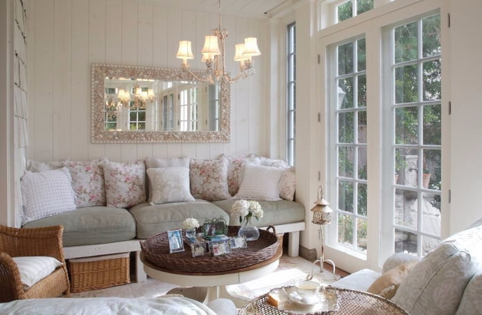 mirror decor in the Provence style