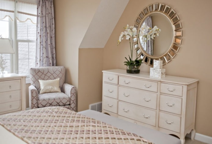 mirror decor in the bedroom
