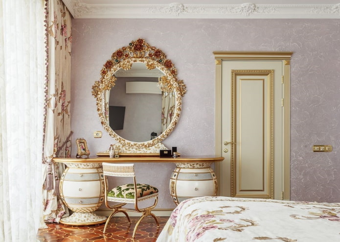 mirror decor in a classic style