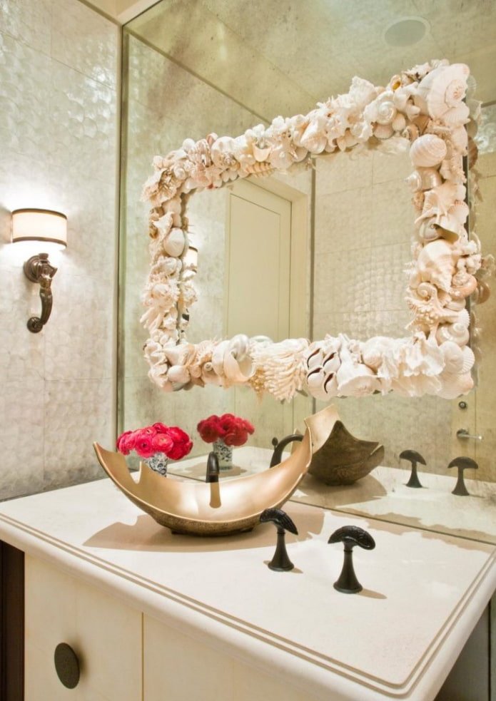 mirror product decor in the interior
