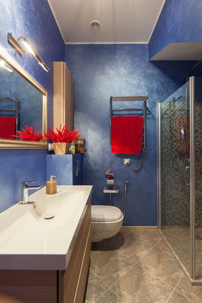 blue plaster in the interior of the bathroom