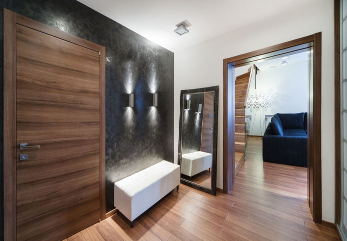 combined walls in the interior of the hallway