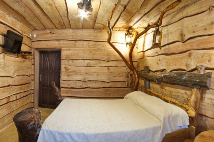 ceiling made of wood cuts in the bedroom
