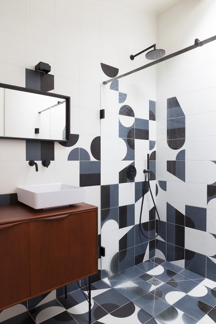 Transition of tiles to the shower wall