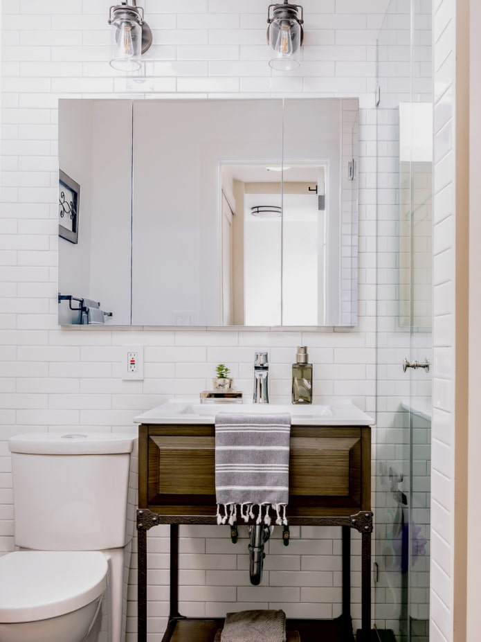 Cabinet with mirrored fronts