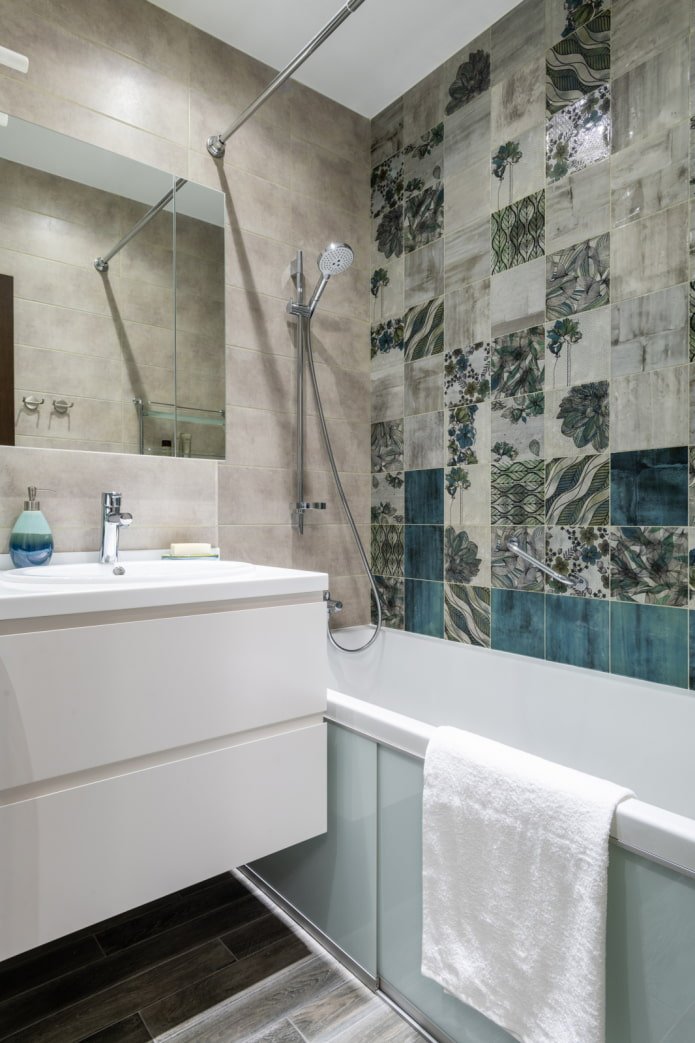 Screen under the bathtub