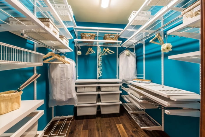 interior arrangement of the wardrobe