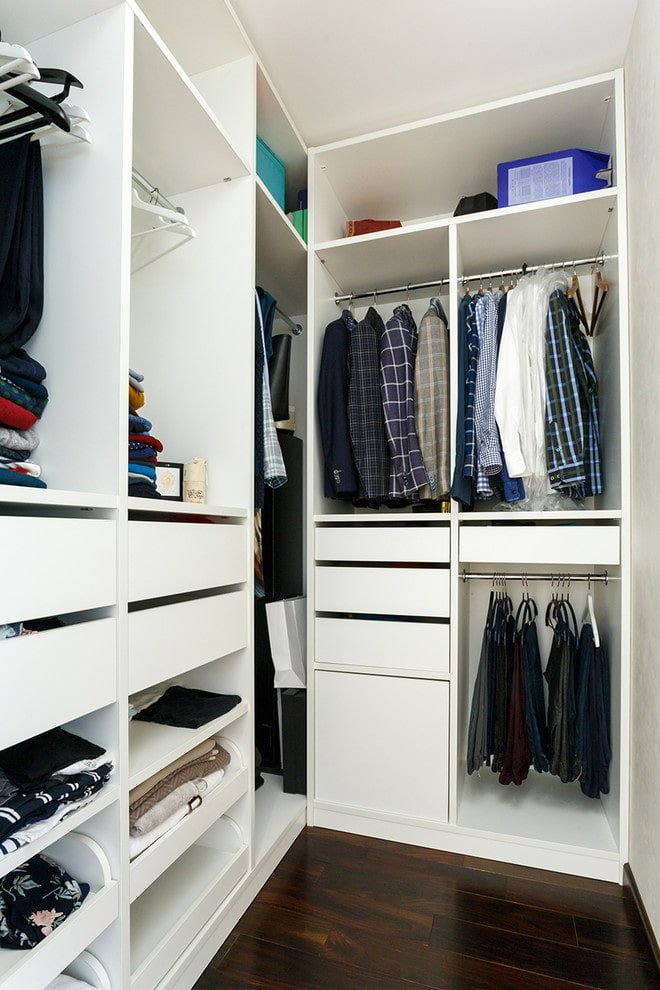 interior arrangement of the wardrobe