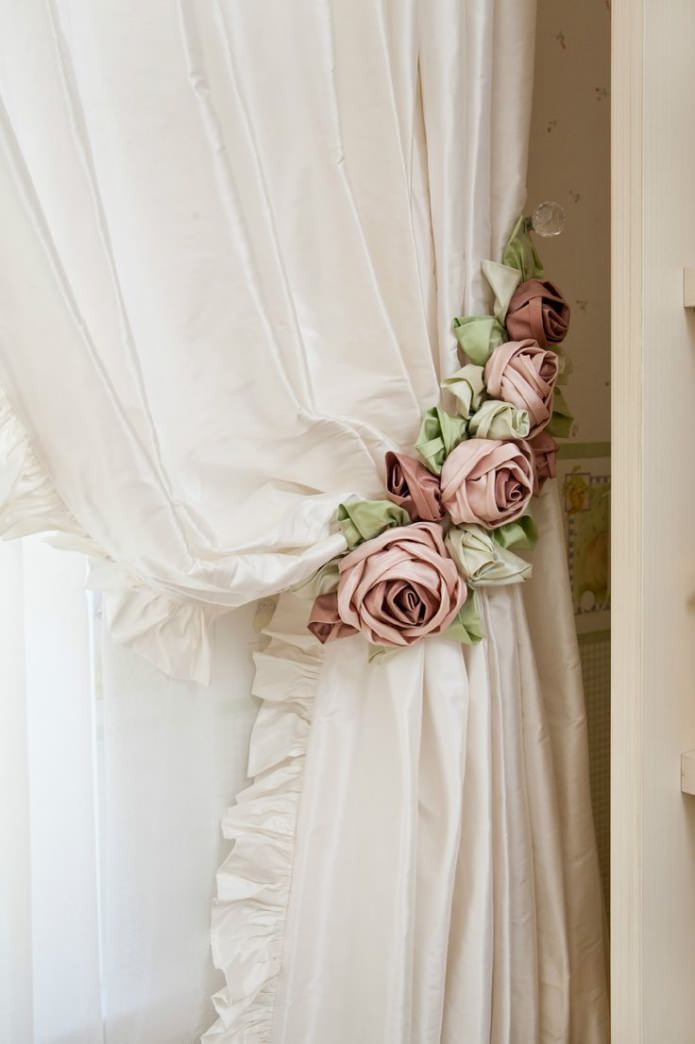 curtain pendant with roses