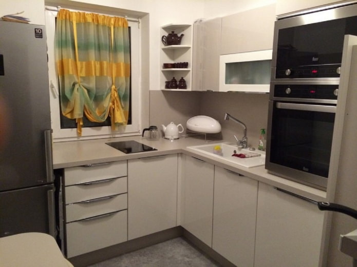 curtains in the kitchen