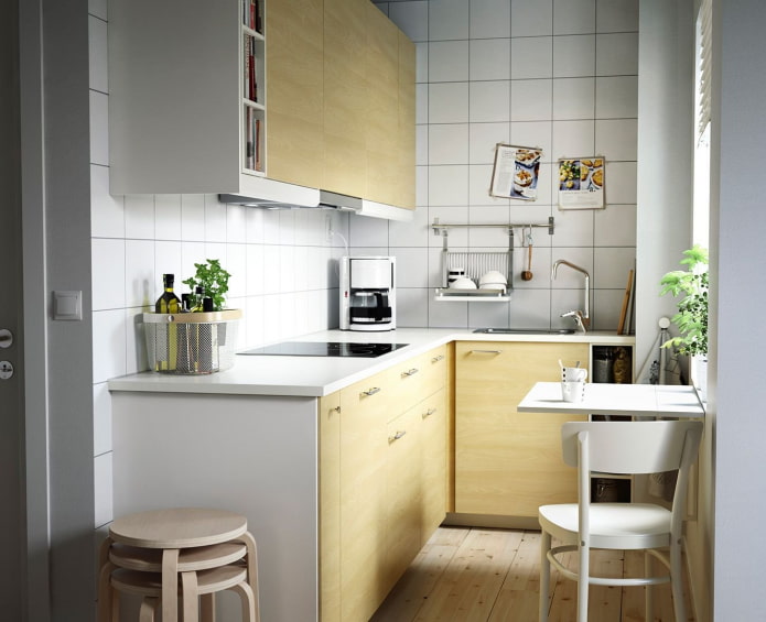 light kitchen in tiles