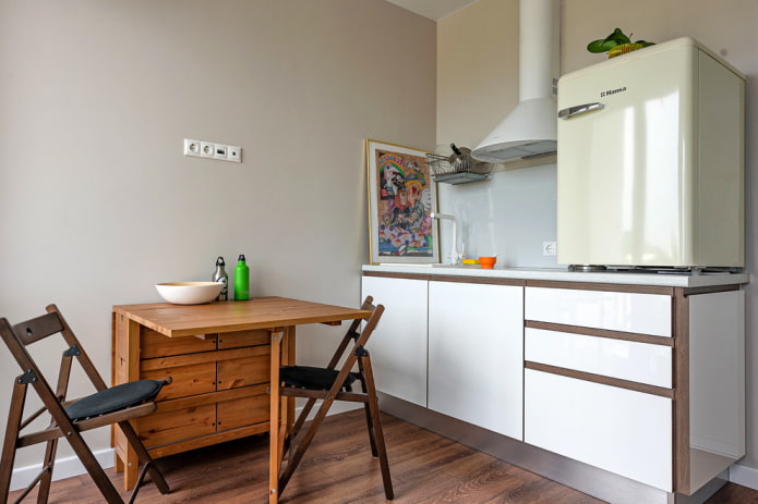 kitchen area of 6 square meters with a refrigerator