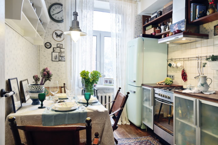 kitchen area of 6 square meters with a refrigerator