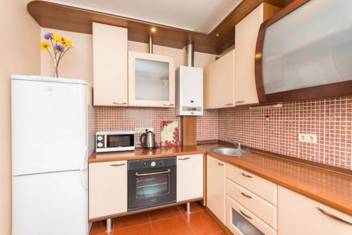 kitchen area of 6 square meters with a gas water heater