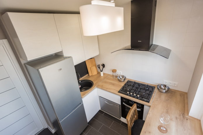 kitchen area of 6 square meters with a refrigerator