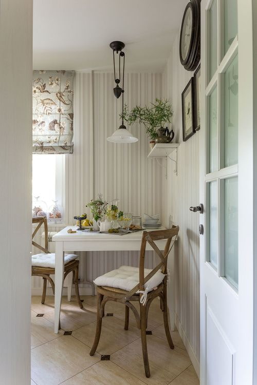 wallpaper with vertical stripes