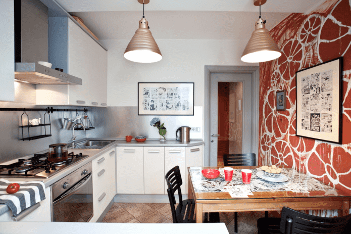 accent wall near the dining table