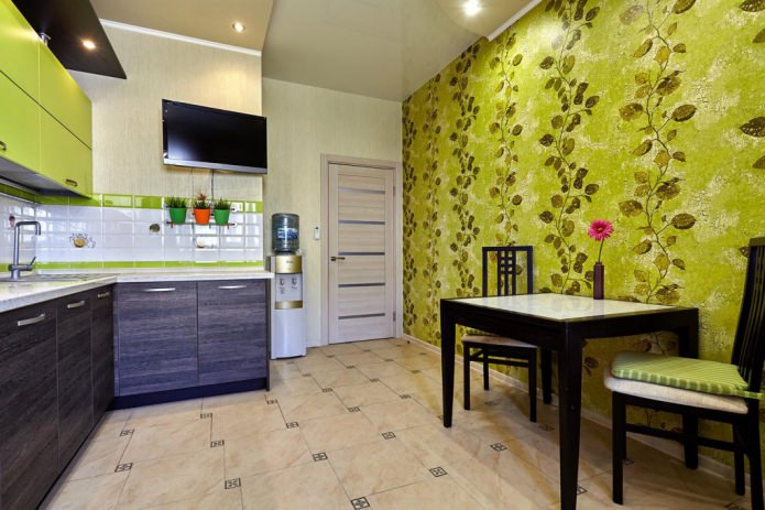 Green wallpaper in the kitchen