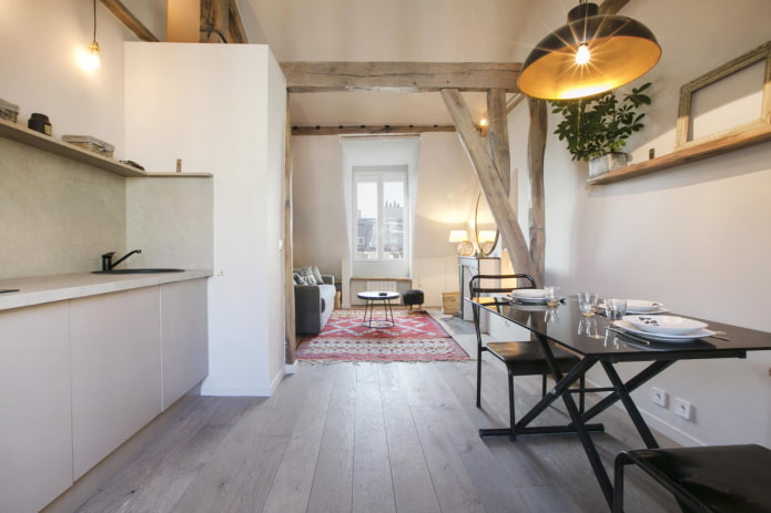 Wooden beams and columns in the studio