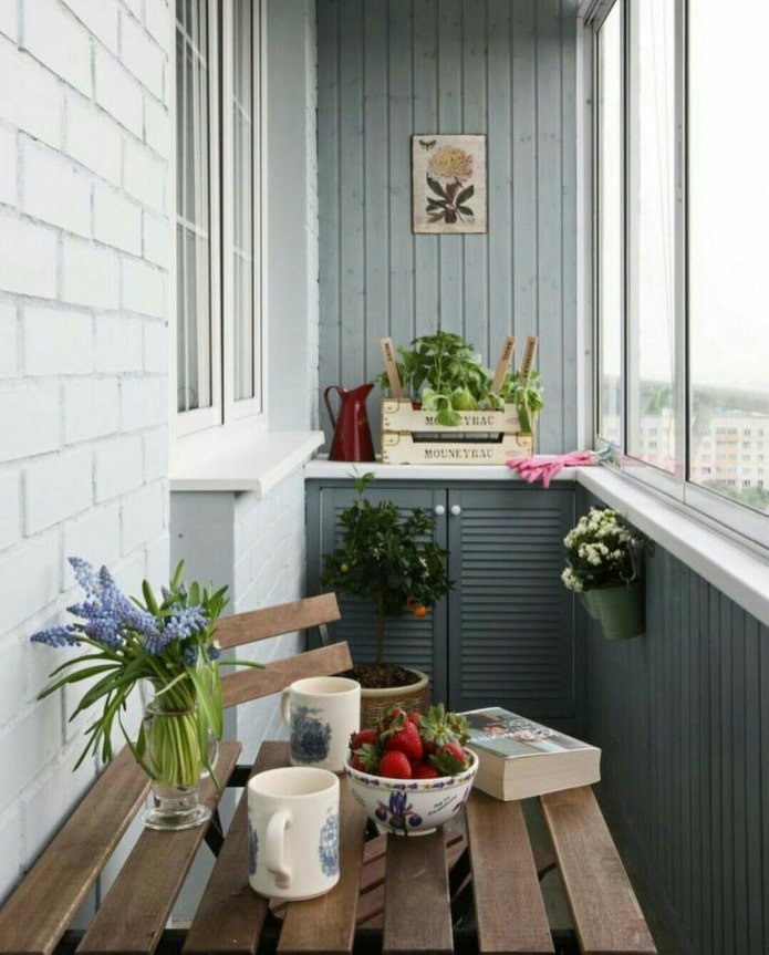 dining area on the balcony