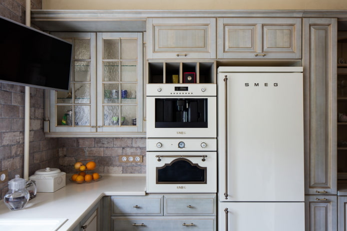 arrangement of appliances in the interior of a small kitchen