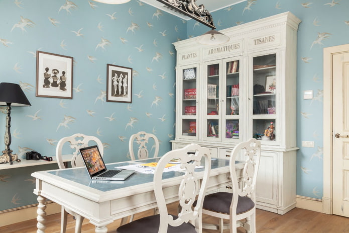 Birds on wallpaper