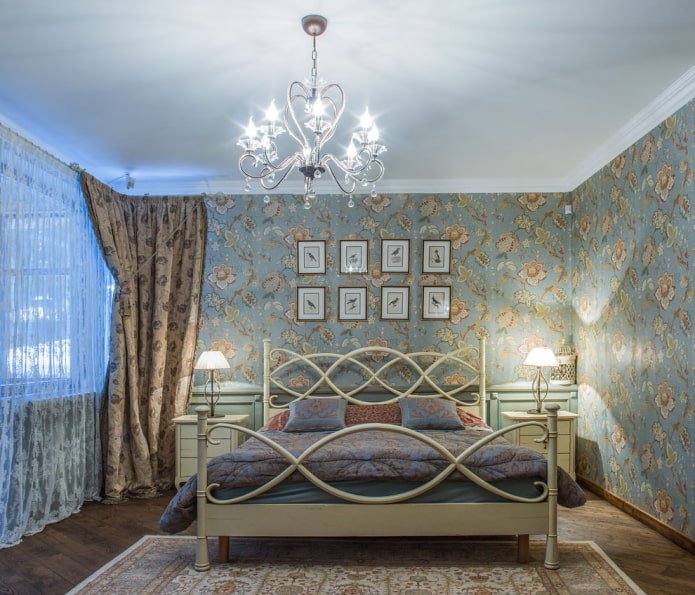 Blue and brown wallpaper in the bedroom