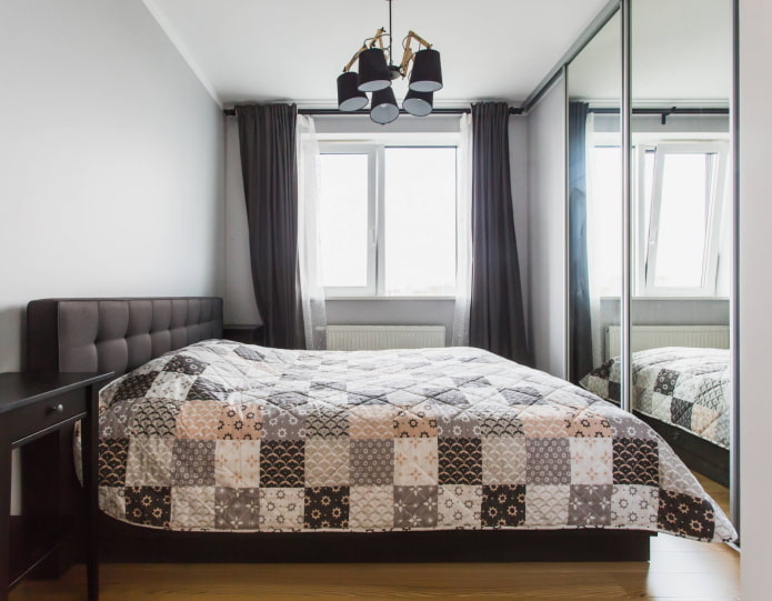 Mirror cabinet opposite the bed