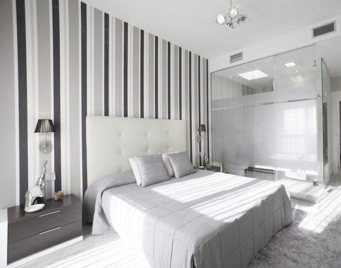 Vertical stripes on the walls in the bedroom