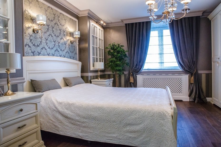 bedroom design with gray wallpaper