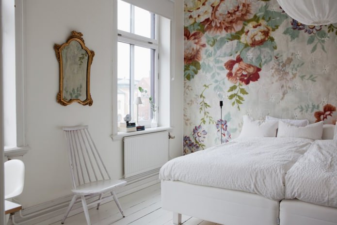 Wall painting in the bedroom (flowers)