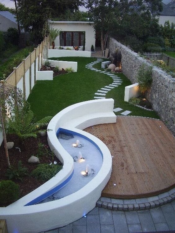 narrow site with a fountain