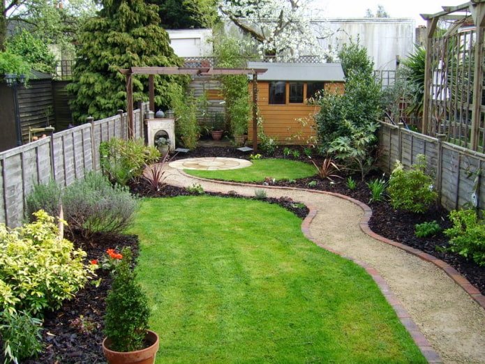 How to landscape a narrow plot?