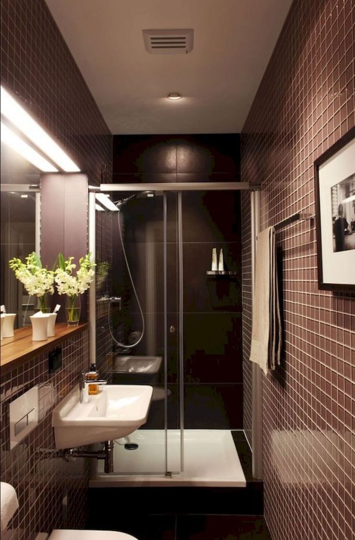 dark wall finish in the bathroom