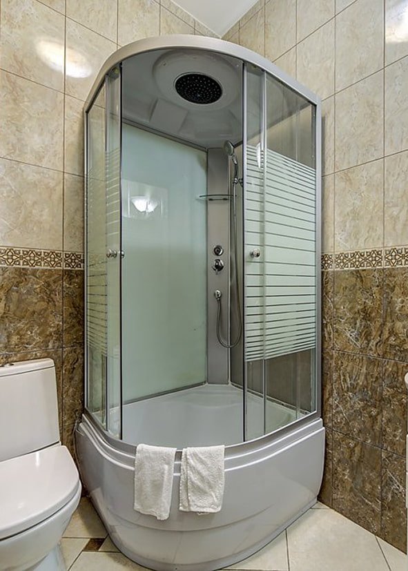Semi-circular shower cabin