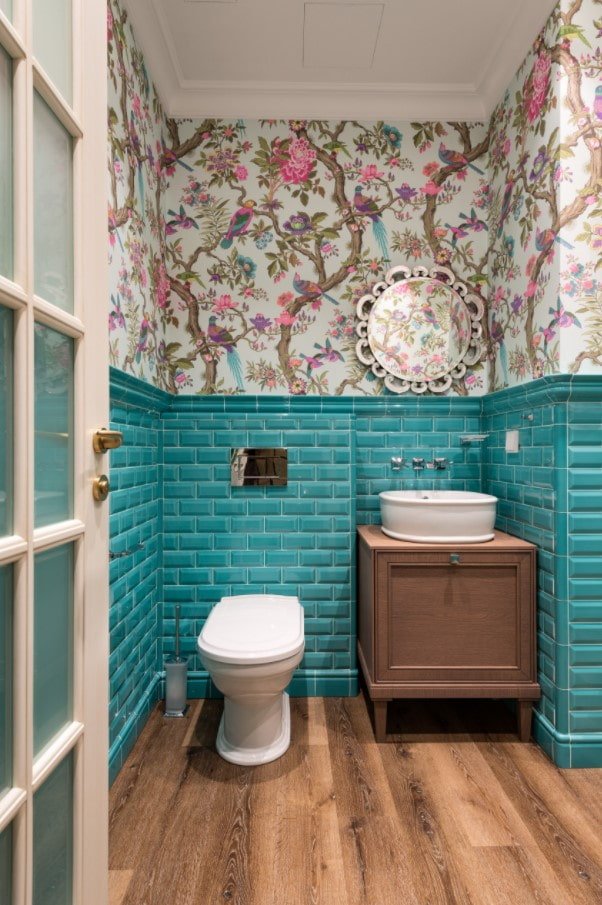 wallpaper in the bathroom