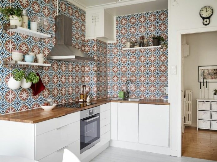 Kitchen with a colorful finish of the apron and box