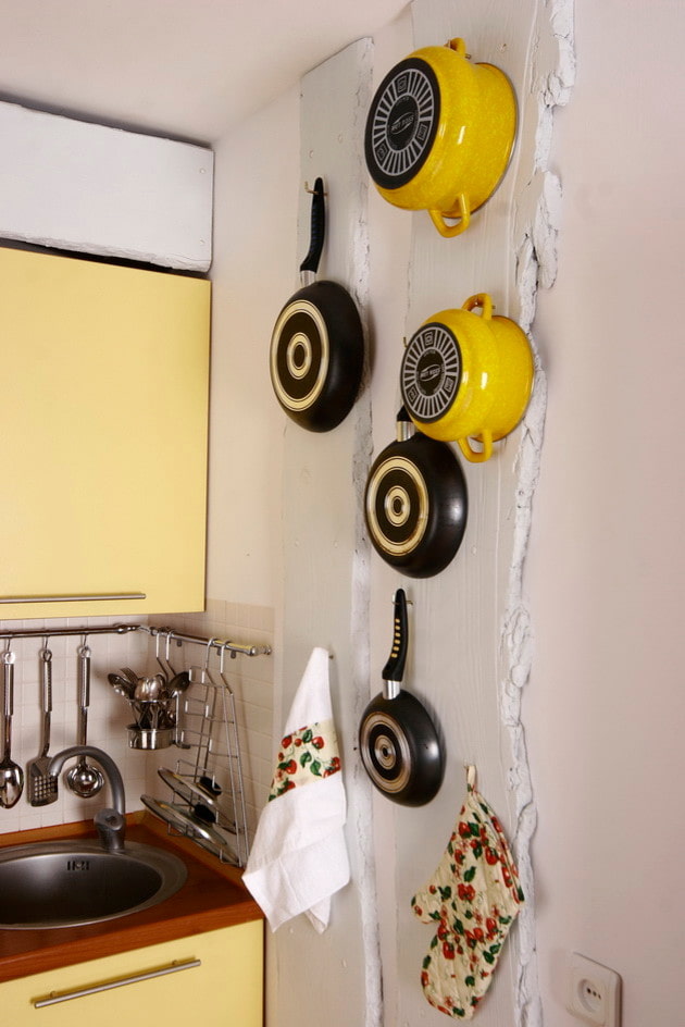 Hanging frying pans