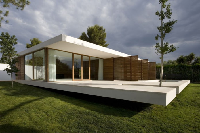 one-story house in high-tech style