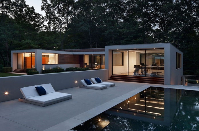 one-story house in high-tech style