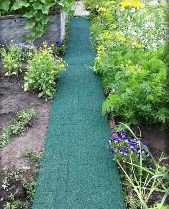 carpet path between beds