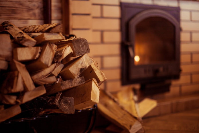 Heating a bathhouse with natural raw materials