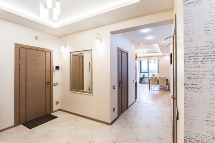 combination of doors with a plinth in the interior of the hallway