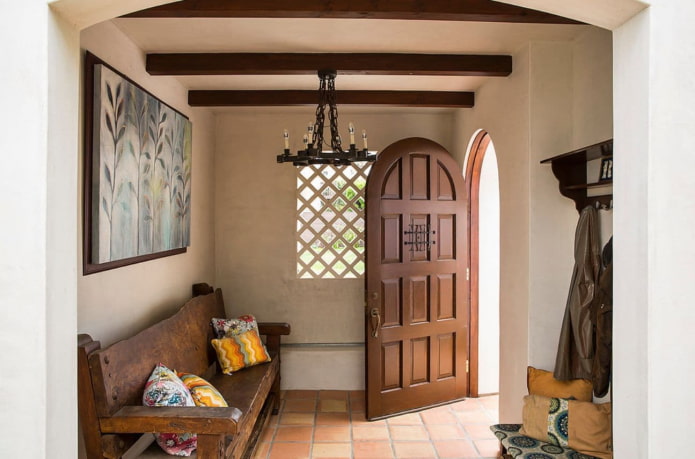 arched door in the hallway interior
